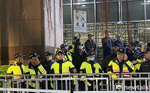 (影) 快訊》小草北檢外集結聲援柯文哲 警18:22第一次舉牌警告