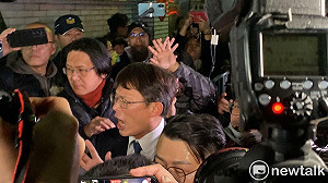 快訊》(影)黃國昌開嗆警方拒馬阻小草旁聽 現場數度爆推擠衝突