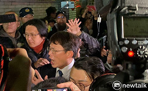 快訊》(影)黃國昌開嗆警方拒馬阻小草旁聽　現場數度爆推擠衝突 