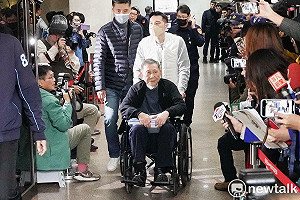 快訊》(影)沈慶京4000萬交保！坐輪椅出來未回應有無給柯文哲1500萬