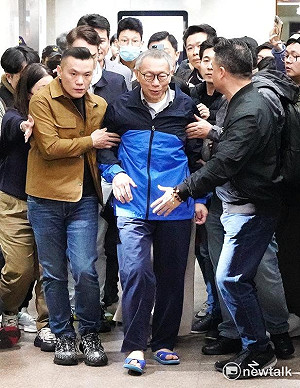 快訊》(影)遭羈押114天！柯文哲3000萬交保走出 還突然腳軟一下