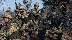 谷山砲、反坦克導彈車＋500萬砲彈、火星-11導彈 WSJ:北韓200廠產能全開援俄