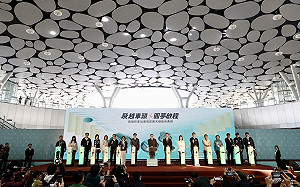 高雄車站廣場、天棚啟用  陳其邁盼中央地方攜手再現繁華