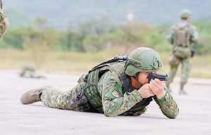 離譜!「手槍臥射」用右眼瞄準 六軍團證實了「非P圖」