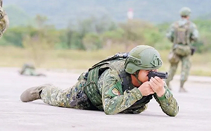 離譜！「手槍臥射」用右眼瞄準 六軍團證實了「非P圖」