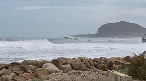 (影) 4公尺高巨浪肆虐!厄瓜多、秘魯災情慘重 港口癱瘓、上百船毀損