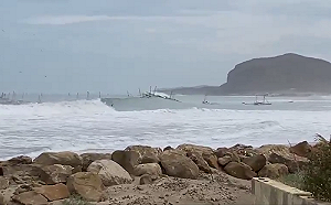 (影) 4公尺高巨浪肆虐！厄瓜多、秘魯災情慘重 港口癱瘓、上百船毀損