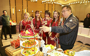 日本女團@onefive首次海外演唱獻臺南  黃偉哲推薦沾醬番茄邀「多吃幾輪美食再回家」