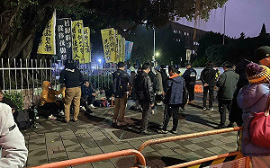 柯文哲等4人再遭羈押 場外小草淚崩、黃國昌哽咽誓言幫他找回清白