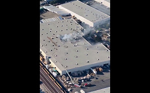 (影) 重大事故不斷! 南加州驚傳小型飛機撞倉庫! 釀2死18傷 警方調查中