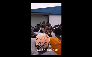 (影) 莫三比克暴民用中國裝甲車洗劫中國商店! 北京不撤僑 中媒不敢報