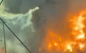 (影) 火光衝天！遼寧滿載鎂粉貨車醫院門口爆炸 引燃周圍汽車釀死傷