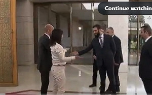 (影) 政權變天了 歧視依然根深蒂固! 德外長到訪 敘拒握她的手 還罵少數族裔是「豬」