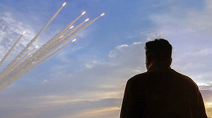 「旅遊天堂」竟建在導彈發射場旁! 金正恩攜女漫步度假沙灘 邊看射飛彈