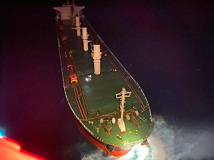 馬紹爾貨輪屏東外海失火 4人燙傷吊掛送醫