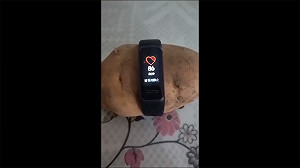 (影) 馬鈴薯竟有「心跳」! 華為智能手環疑做假 網笑 : 還活著 吃它就是殺生....