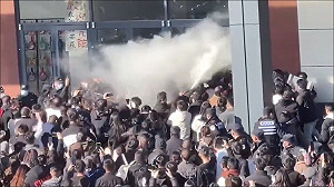 (影) 今年中國革命第一槍！ 蒲城校園霸凌命案抗暴延燒 鎮暴警察狼狽落跑