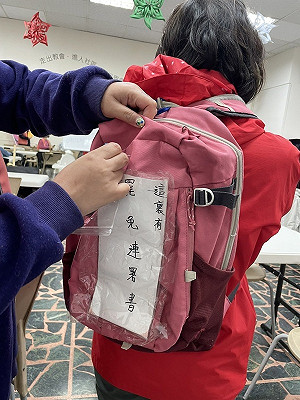 桃園「割藍委」活動持續! 支持者背連署書爬山助攻牛煦庭罷免