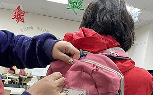 桃園「割藍委」活動持續！ 支持者背連署書爬山助攻牛煦庭罷免 