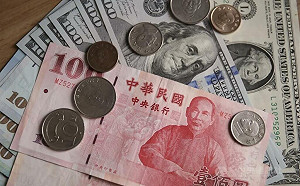 新台幣急貶 專家：上半年美元續強33元恐成常態