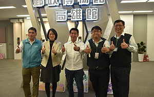 親訪郵政博物館高雄館 許智傑期許帶動新火車站商圈發展