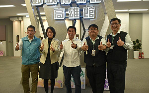 親訪郵政博物館高雄館 許智傑期許帶動新火車站商圈發展