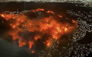 儘管強風趨緩  洛杉磯野火轉向當局再發疏散令