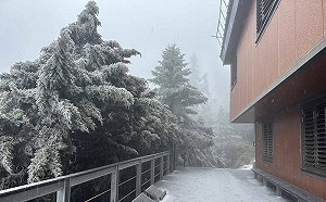 (影)玉山下雪！披銀裝宛若童話世界  主峰積雪已逾0.5公分