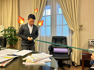 公忙輔佐賴清德、潘孟安 何志偉自曝辦公室拉彈力繩禦寒