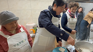 賴清德探視三峽獨居阿嬤  下廚煎菜頭粿送上新年祝福