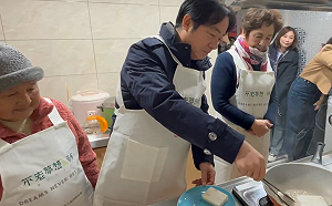 賴清德探視三峽獨居阿嬤  下廚煎菜頭粿送上新年祝福