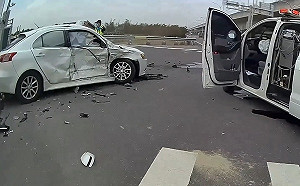 嘉義民間救護車闖紅燈未減速追撞事故 1死3傷