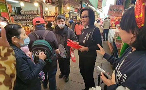 逛高雄年貨大街「主婦魂」上身  柯志恩狂買幫商家拚經濟