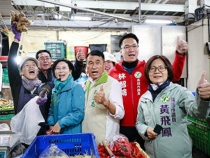 鳳山果菜市場拜票  林岱樺爭取市民對高雄市長初選支持