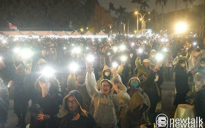 小草參加「釘孤枝」聲援阿北　初代柯粉醫師嘆：為他們不捨