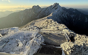 玉山清晨零下8.2度  陽光積雪相互輝映