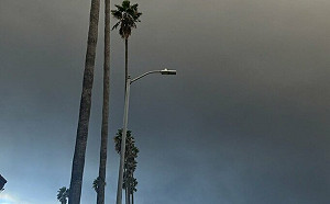 洛杉磯野火蔓延釋出有毒煙霧 當局呼籲待在室內 外出配戴N95口罩 