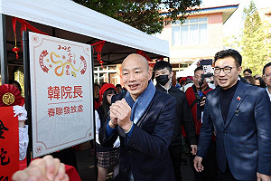 立法院金蛇迎春揮毫 韓國瑜江啟臣同賀新春 春聯半小時索取一空