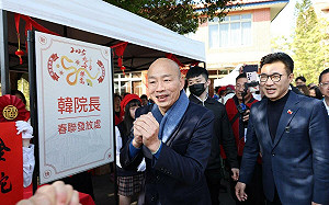 立法院金蛇迎春揮毫　韓國瑜江啟臣同賀新春 春聯半小時索取一空