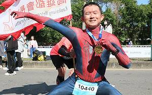 「沒有奇蹟，只有累積」  蜘蛛人校長黃景良14年完成100場全馬  