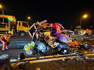 相隔半小時、500公尺!國道一號2起事故13車連環撞 至少1死1命危3傷