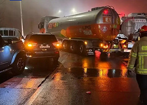 44車撞成一團! 前晚下雨路面結冰煞不住 韓國首爾近郊接連追尾大車禍