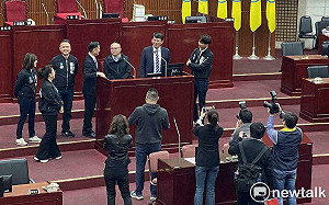 偕4議員拜會北市議長戴錫欽 黃國昌站上台北市長備詢台