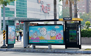 為2025高雄冬日遊樂園暖身 「吉伊卡哇」現身候車亭及路燈旗