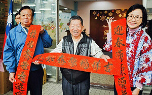 捐發票做公益免費領春聯 柯志恩揮毫祝高雄市民賺大錢