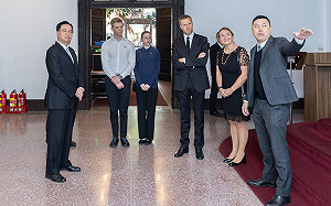 陪同外賓參觀總統府展覽　李問分享民主香腸