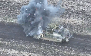 (影) 40多俄軍騎摩托車突襲損39! 裝甲縱隊也被胖揍 毀4戰車與導彈系統