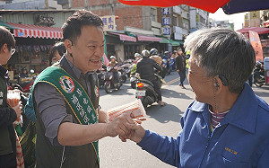 蔡銘軒發燒頂寒風掃街 草屯母女紅眼眶：每天看你在路口鞠躬