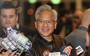 黃仁勳親臨輝達台灣尾牙 員工高唱「台灣尚勇」