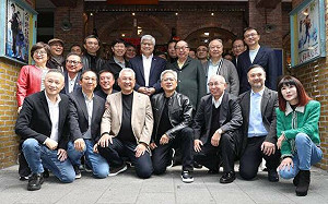 黃仁勳台北設宴「科技大咖齊聚」!幽默調侃:蹲前排的都是有在運動的